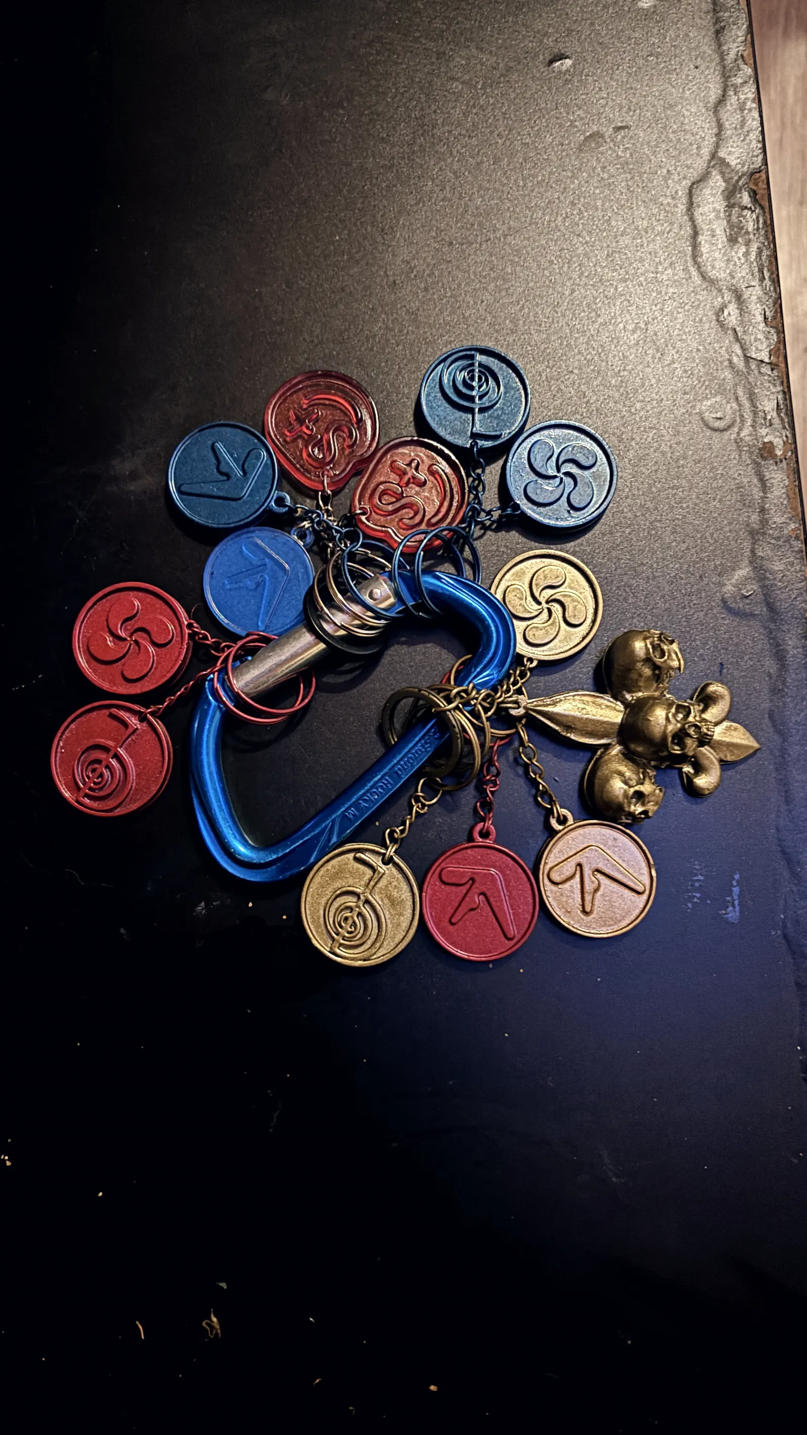 Custom resin keychains: logo tags and symbol coins in blue, pink, white and purple